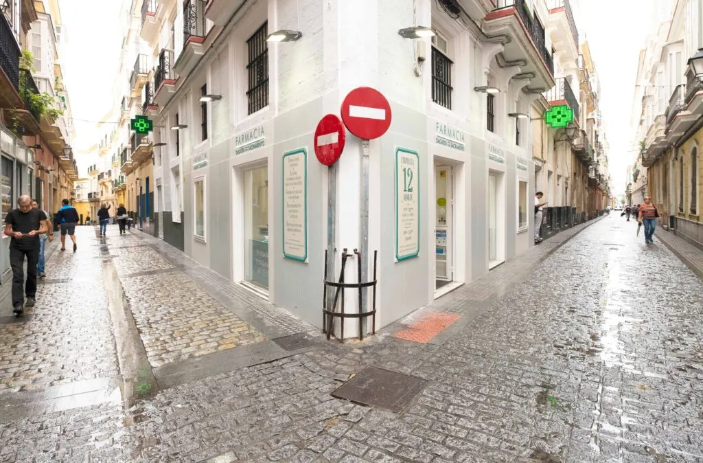 Arquitectura e interiorismo Farmacia Sagasta con Sacramento