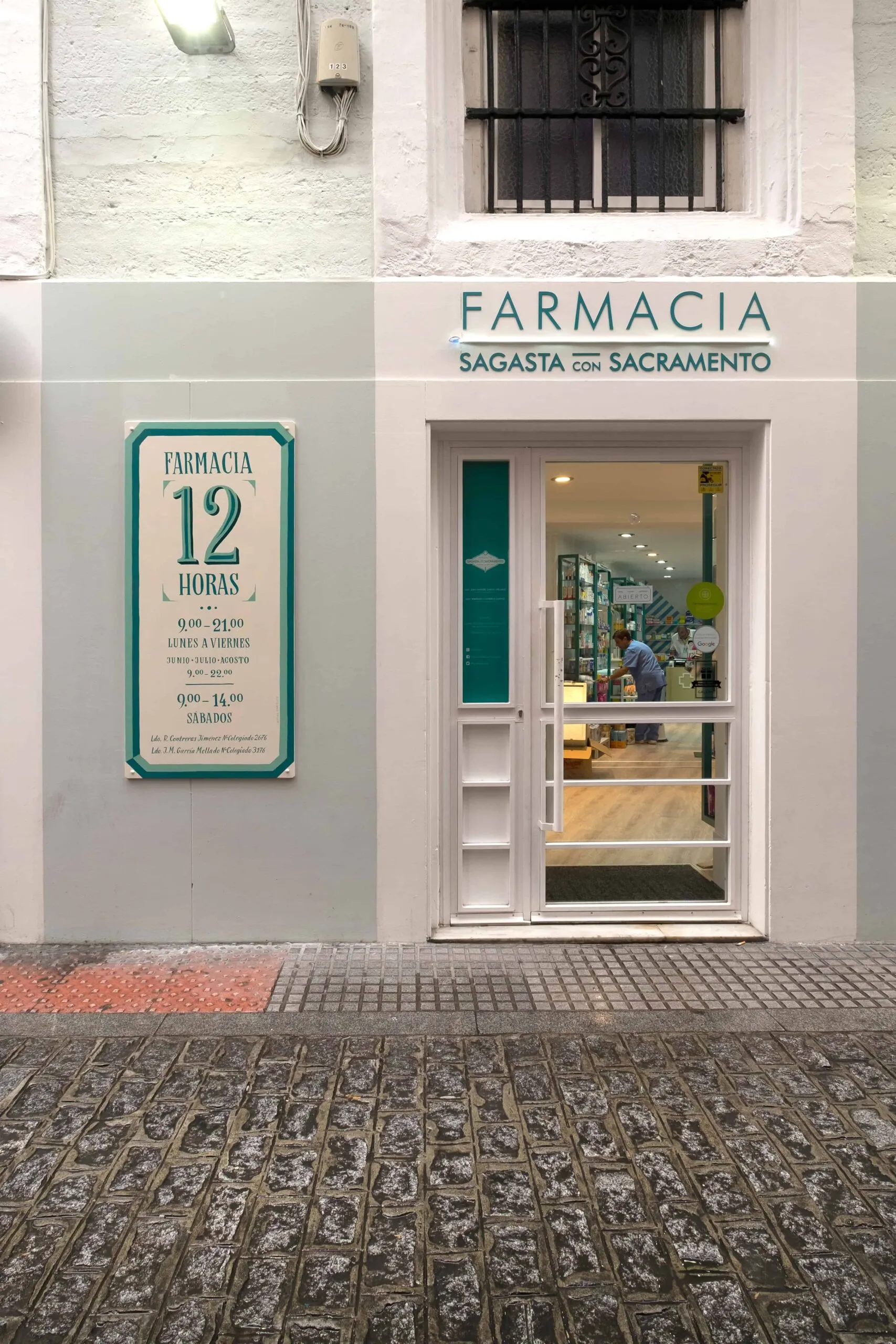 Arquitectura e interiorismo Farmacia Sagasta con Sacramento