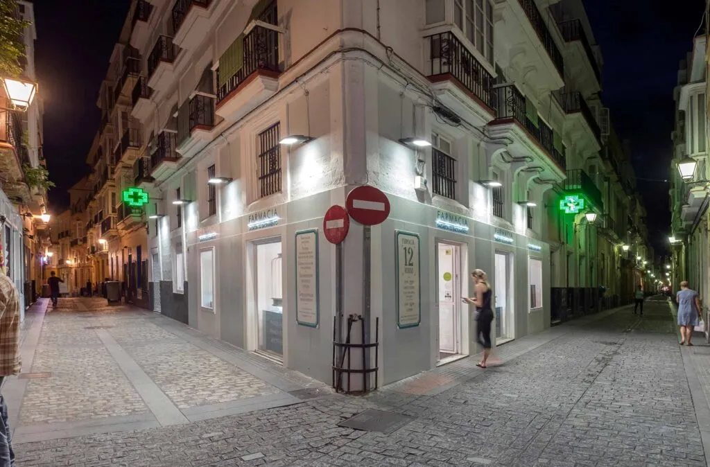 Arquitectura e interiorismo Farmacia Sagasta con Sacramento