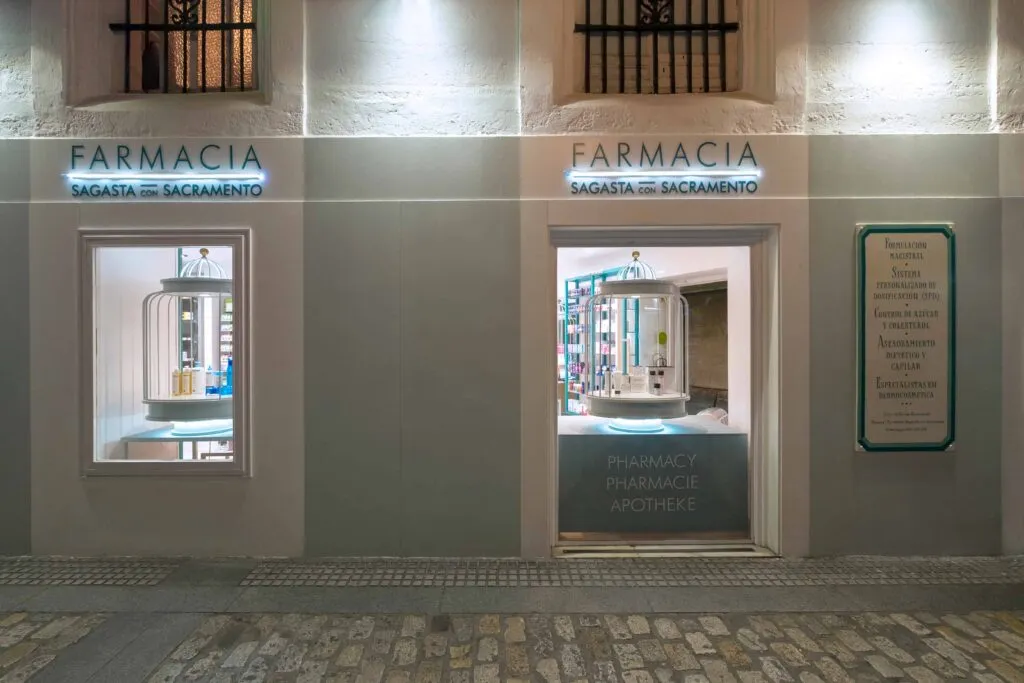 Arquitectura e interiorismo Farmacia Sagasta con Sacramento