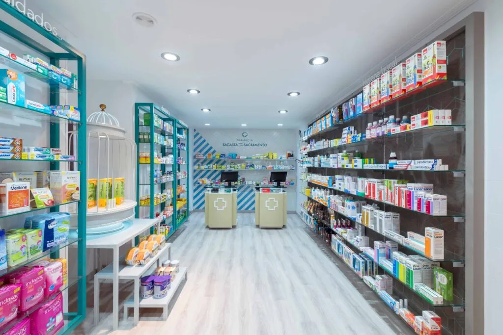 Arquitectura e interiorismo Farmacia Sagasta con Sacramento