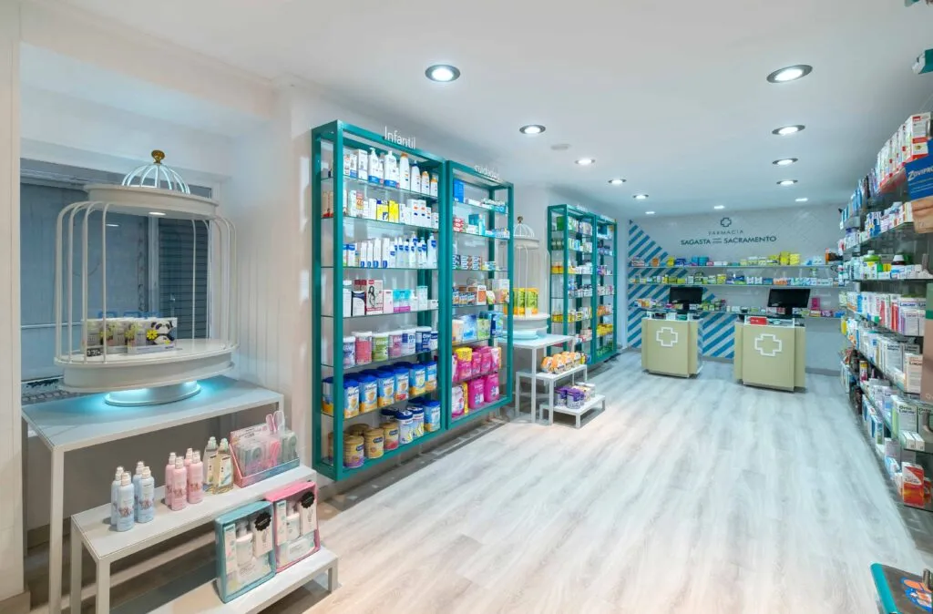 Arquitectura e interiorismo Farmacia Sagasta con Sacramento