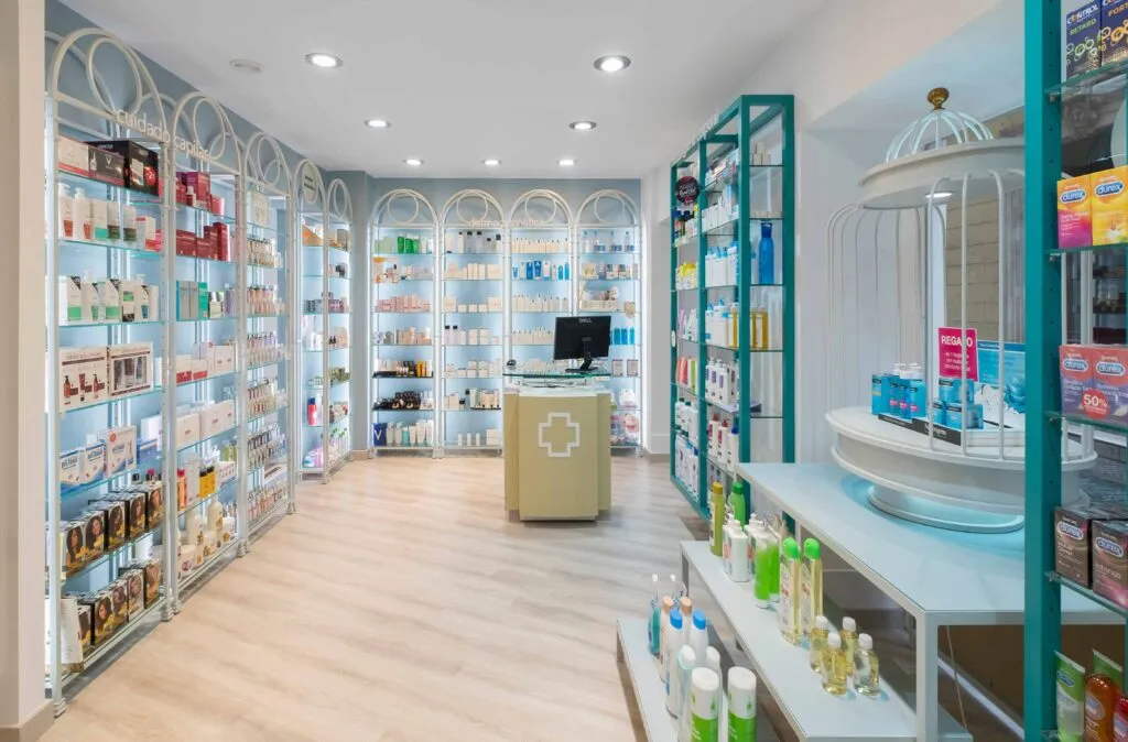Arquitectura e interiorismo Farmacia Sagasta con Sacramento