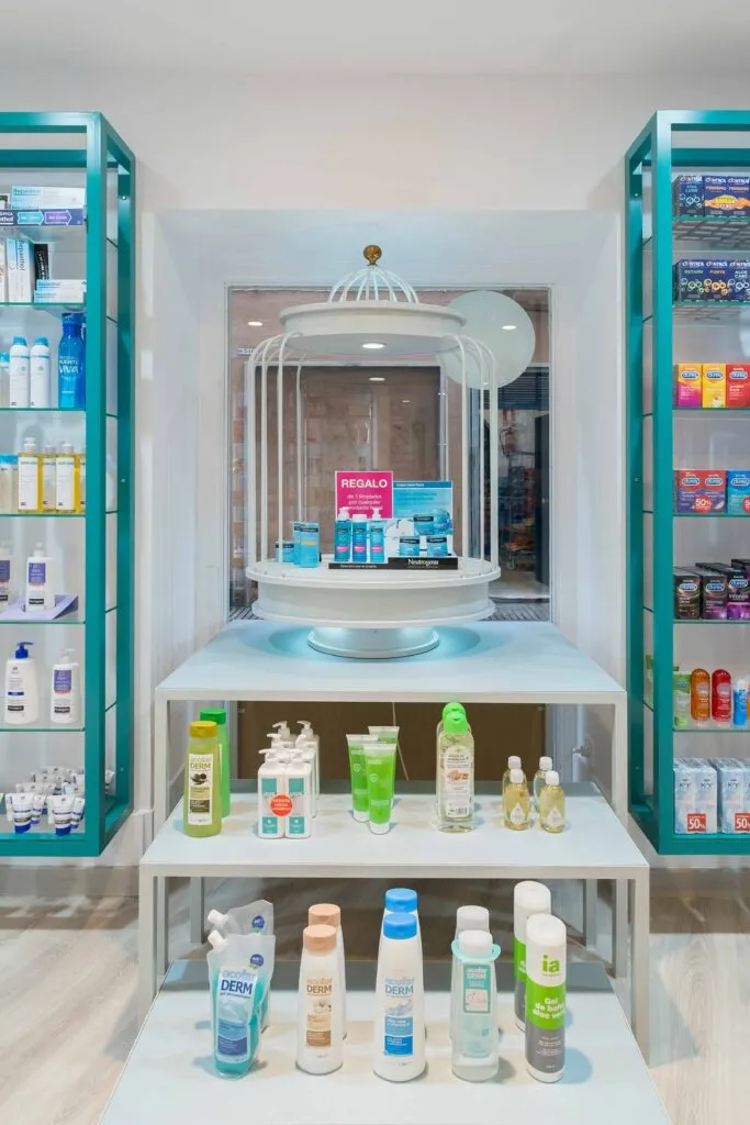 Arquitectura e interiorismo Farmacia Sagasta con Sacramento