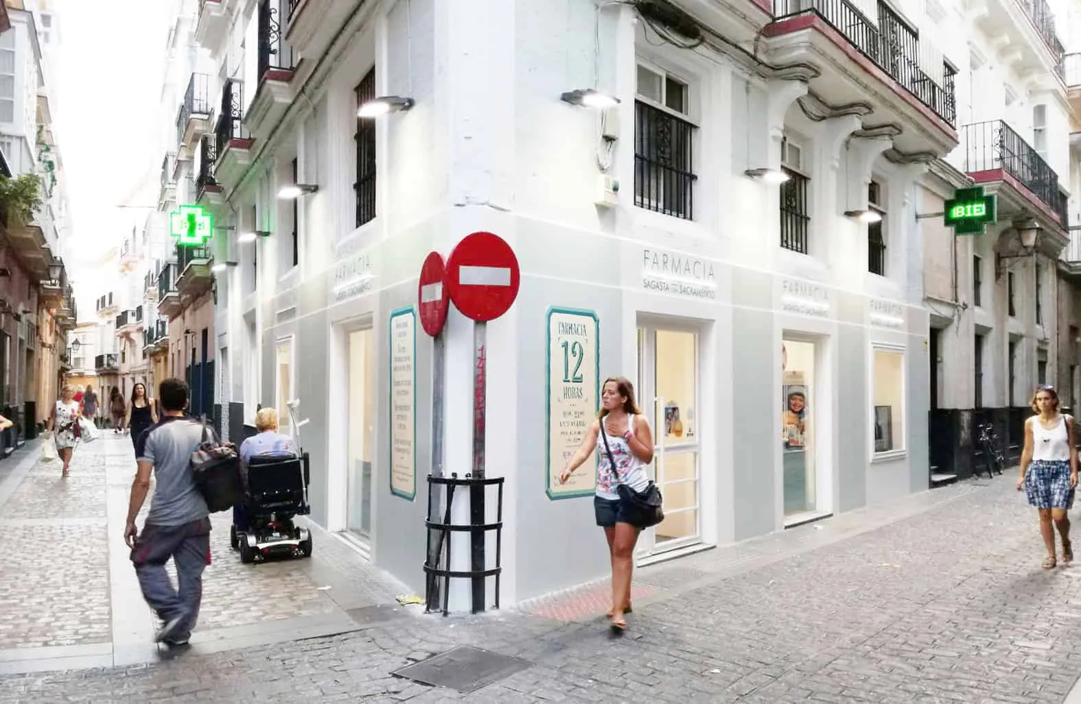 Arquitectura e interiorismo Farmacia Sagasta con Sacramento